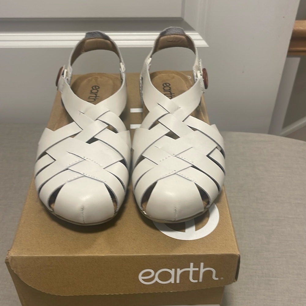 NIB Earth Ivory Sandals